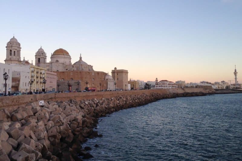 Blick auf Cádiz bei Sonnenuntergang, Andalusien