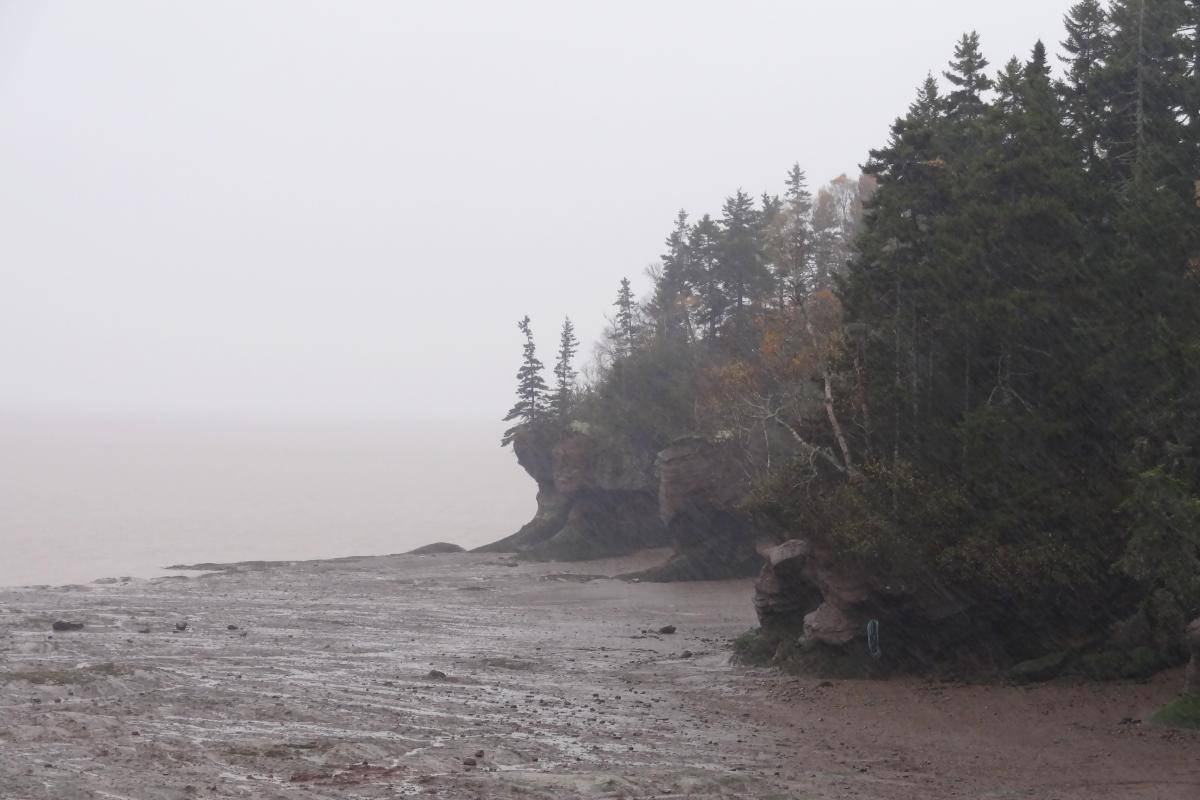 Hopewell Rocks bei einsetzender Ebbe