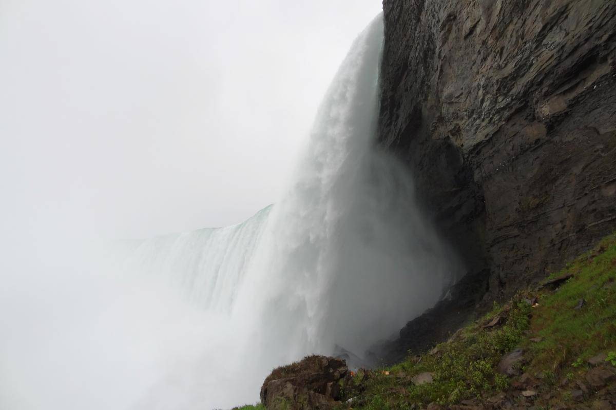 Seitenansicht der Niagarafälle - Journey behind the Falls