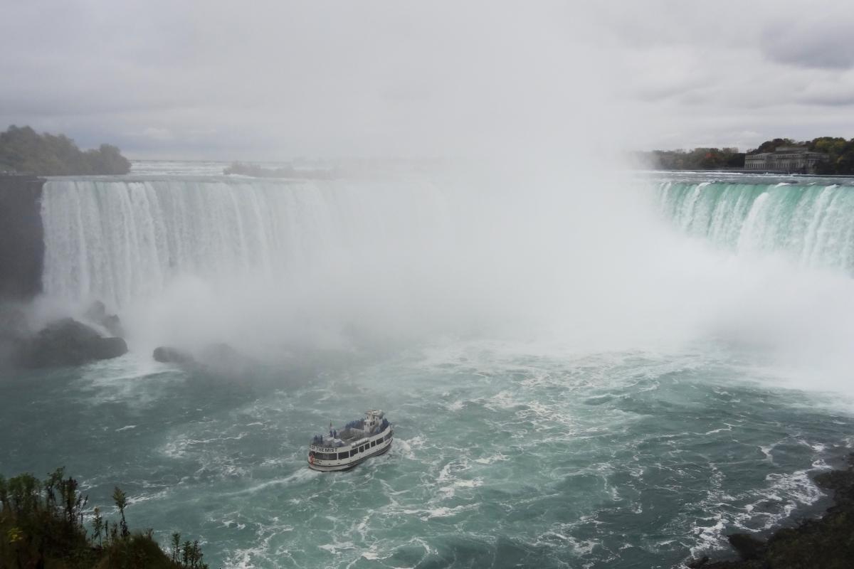 Niagarafälle Hufeisen mit Maid-of-the-Mist-Schiff