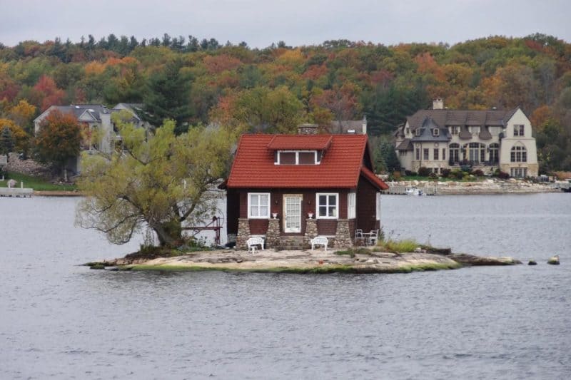 Hütte mit rotem Dach auf einer kleinen Insel in den Thousand Islands, Kanada