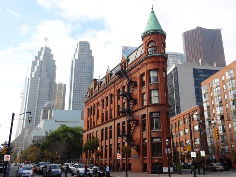 Das rote Gooderham Building vor der Skyline von Toronto