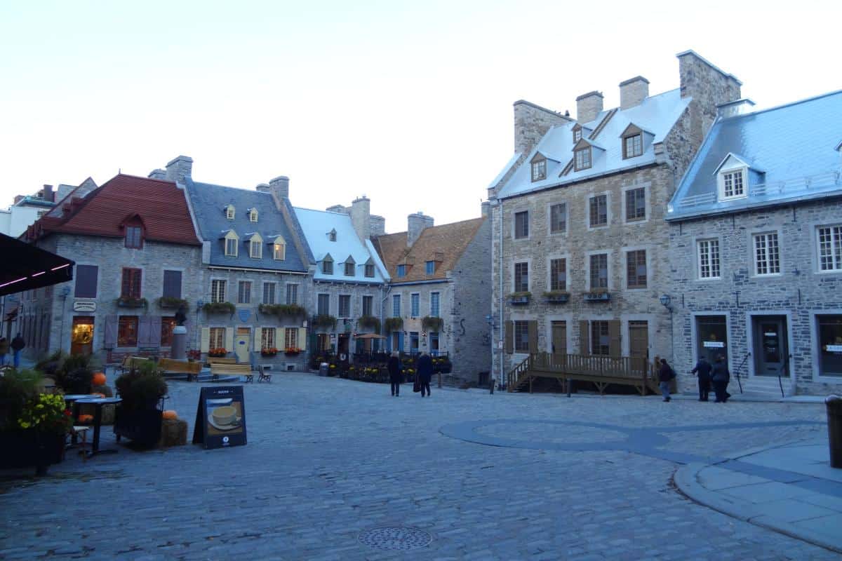 Steinhäuser an der Place Royale