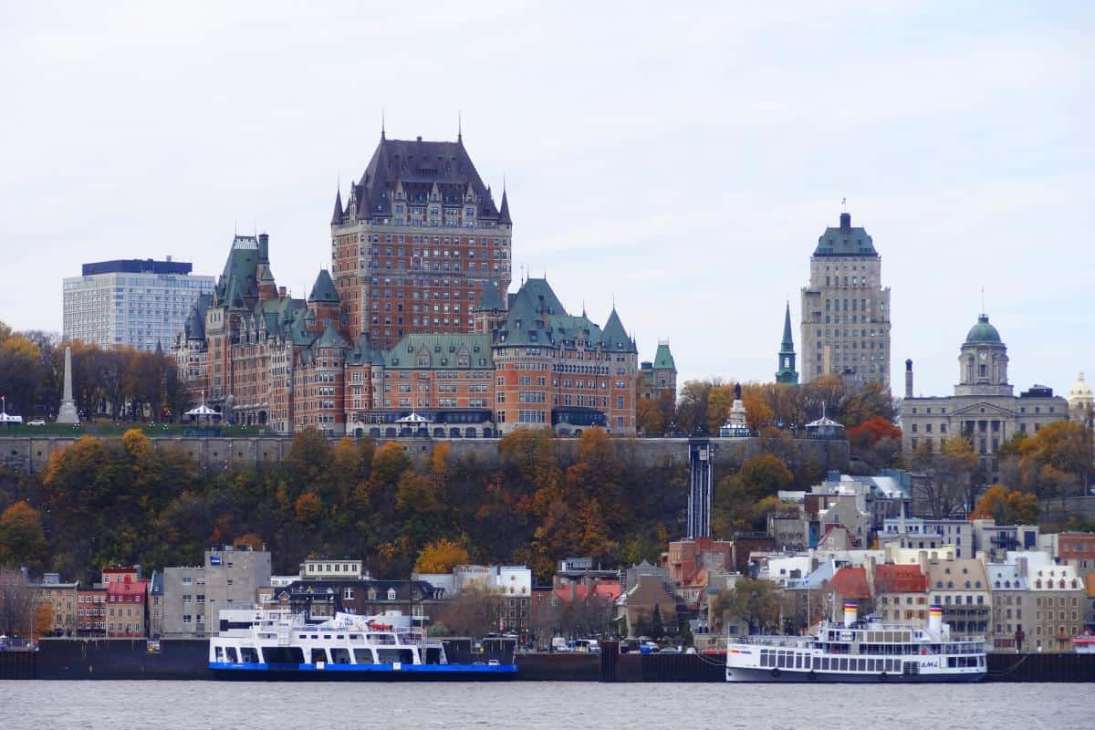 Blick auf das Château Frontenac und die Unterstadt von Québec City