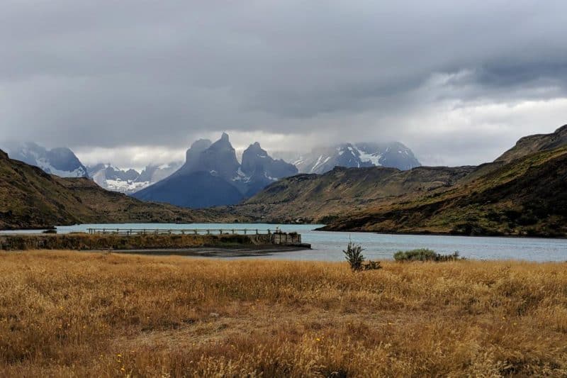 Wolkenverhangenes Paine-Massiv im Torres-del-Paine-Nationalpark