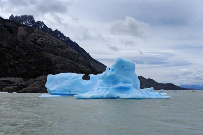 Ein Eisberg treibt im Lago Grey