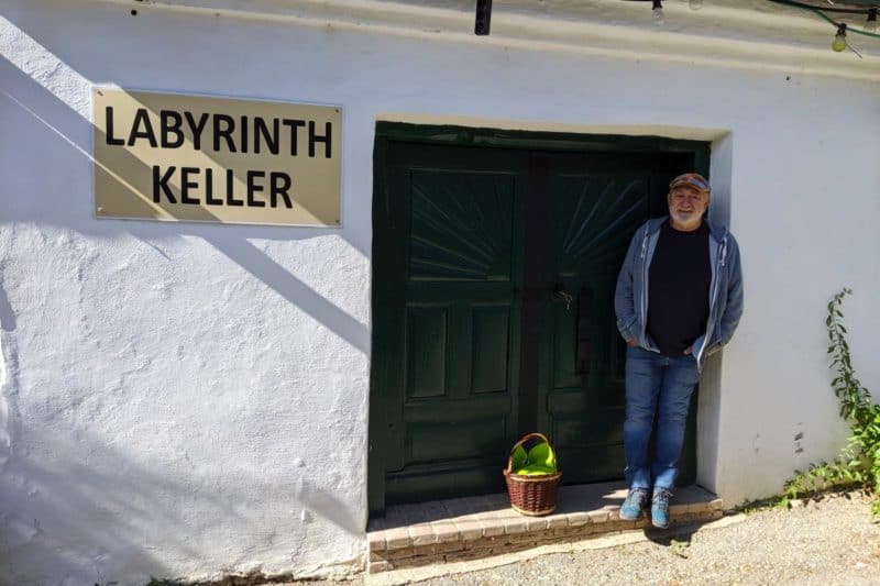 Friedl Umschaid vor dem Kellerlabyrinth