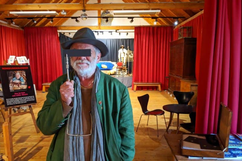 Fritz Gall vom Nonseum Herrnbaumgarten mit Anonymitätsbalken vor dem Gesicht.