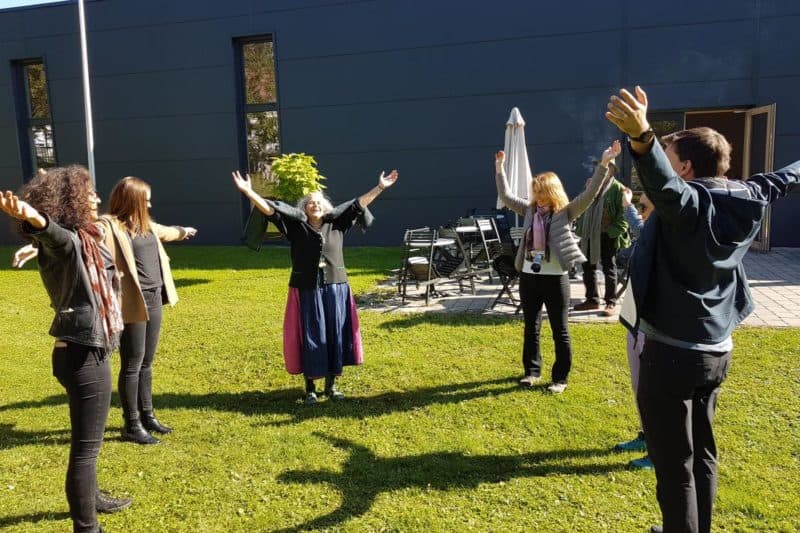 Gruppe beim Lachyoga im Nonseum Herrnbaumgarten.