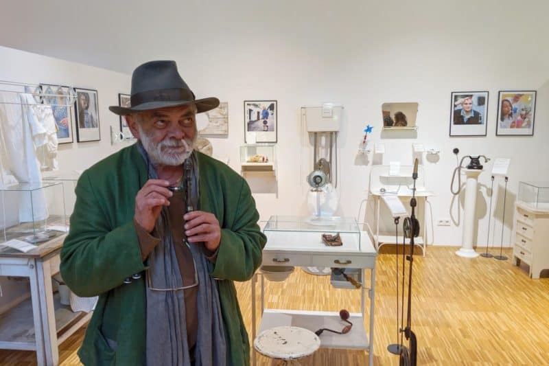 Fritz Gall führt den halbautomatischen Nasenbohrer vor.