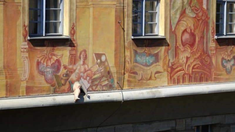 Beinskulptur an der Rathauswand in Bamberg