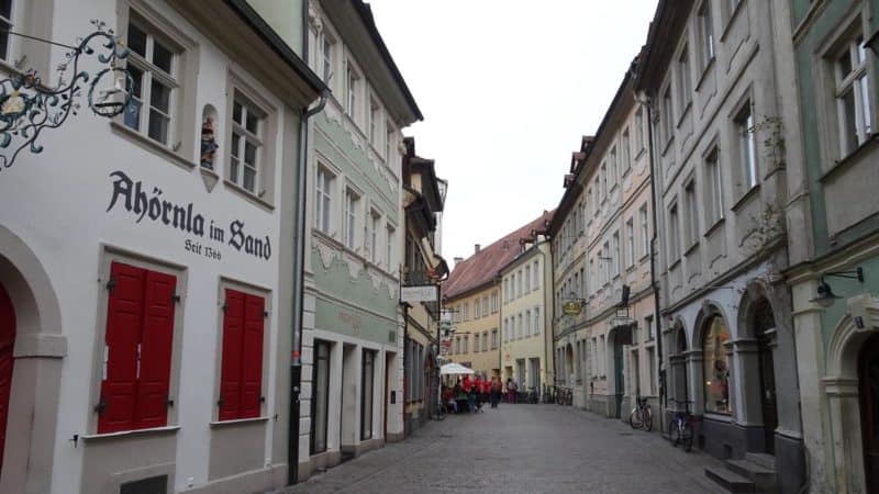 Altstadtgasse in Bamberg, Haus mit Aufschrift "Ahörnla im Sand"