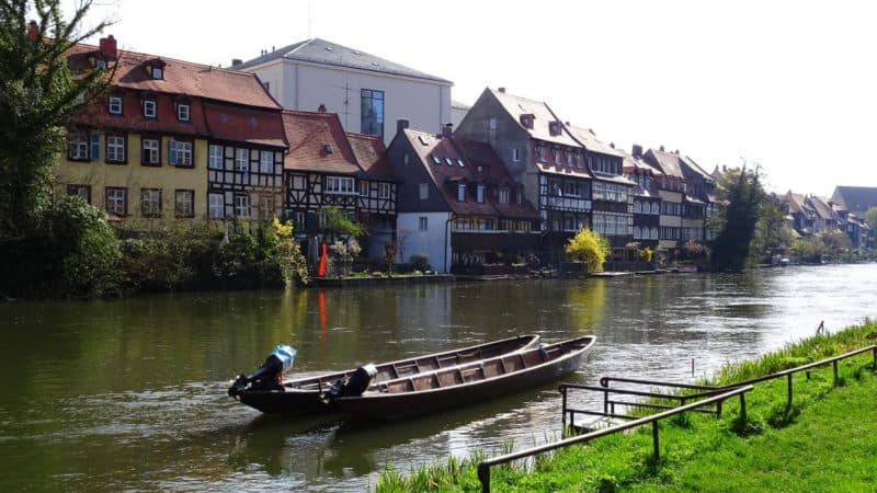 Blick auf die Fachwerkfassaden von Klein Venedig mit Booten im Vordergrund