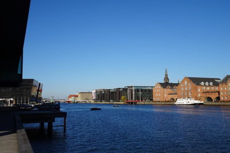 Sehenswürdigkeit in Kopenhagen: Der Schwarze Diamant am Innenhafen von Kopenhagen - Königliche Bibliothek und Nationalmuseum für Fotografie