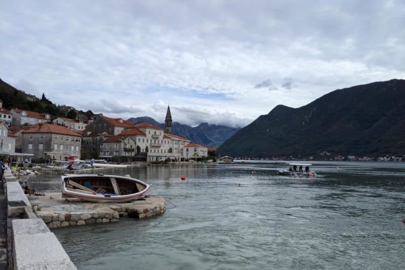 Blick auf die Uferpromenade von Perast