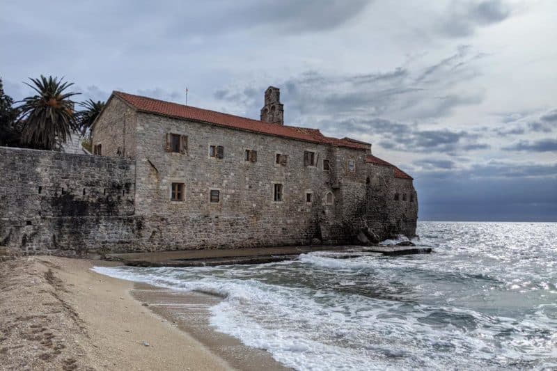 Altstadtstrand mit Festung in Budva, Montenegro