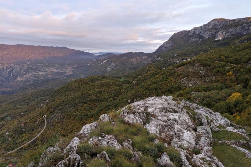 Blick über Gebirge und Hochebene in Montenegro