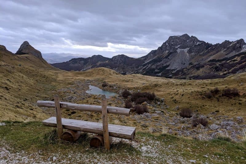 Holzbank mit Aussicht über den Durmitor-Nationalpark