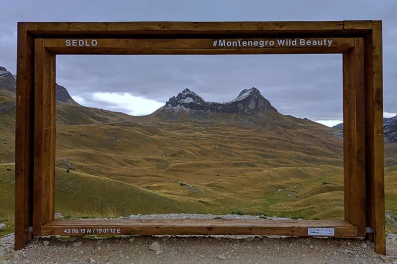 Holzbilderrahmen mit Bergpanorama