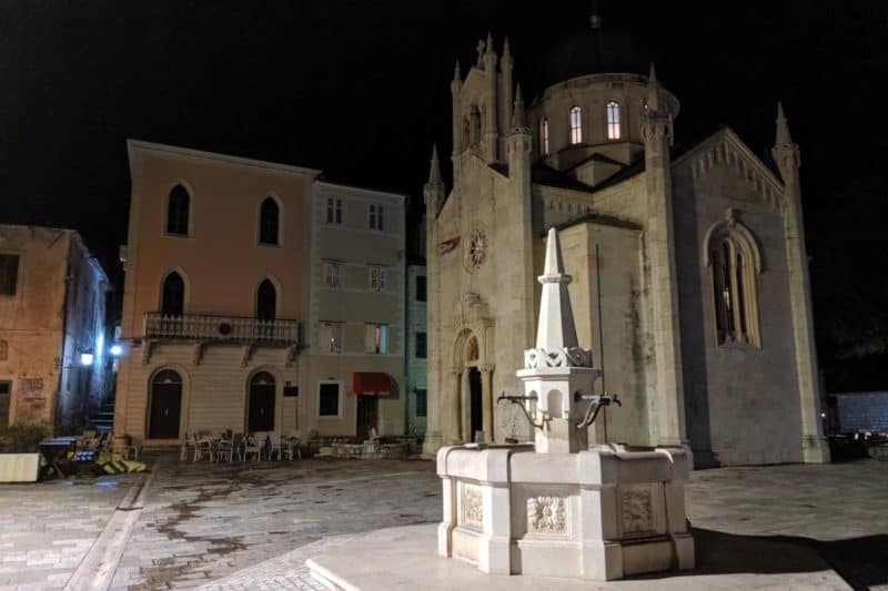 Kirchenvorplatz in Herceg Novi
