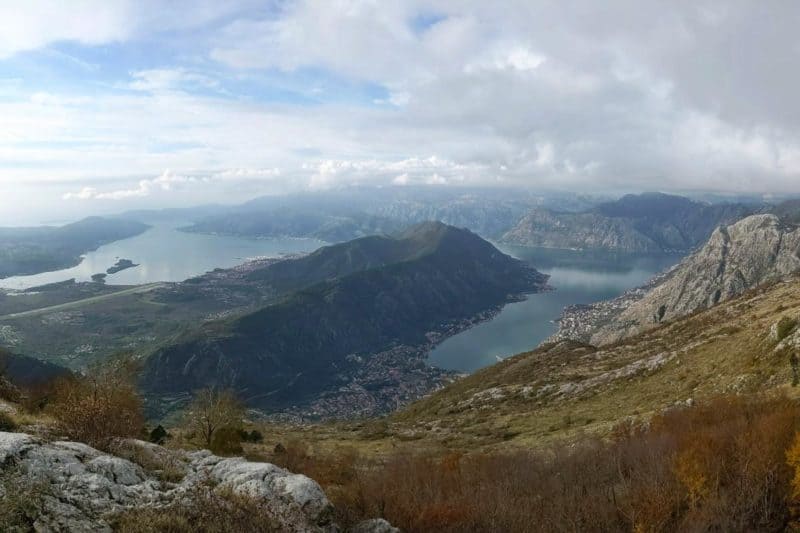 Panoramablick über die Bucht von Kotor