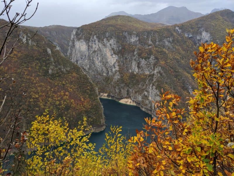 Blick auf die Piva-Schlucht mit Herbstlaub