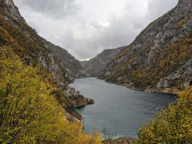 Der langgezogene Pivsko Jezero in der Piva-Schlucht