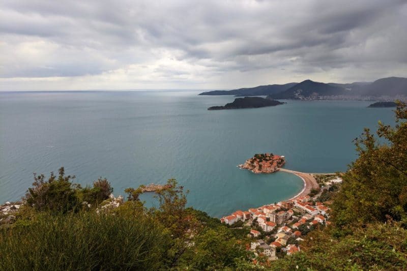 Panoramasicht auf Sveti Stefan von der St.-Sava-Kirche