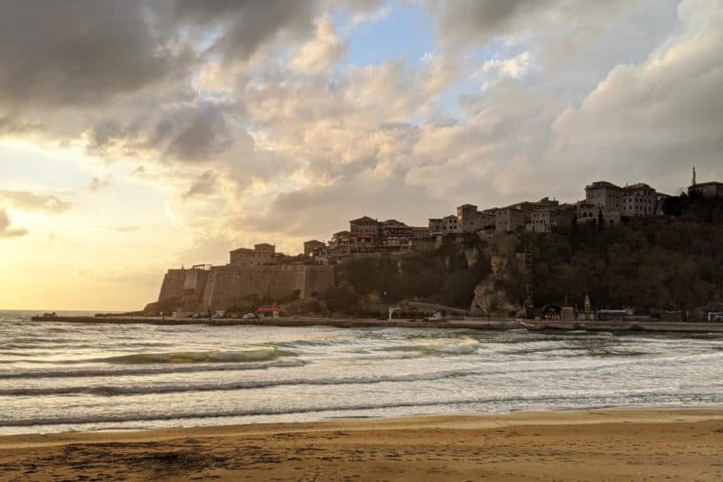 Blick auf Ulcinj vom Strand Mala Plaža