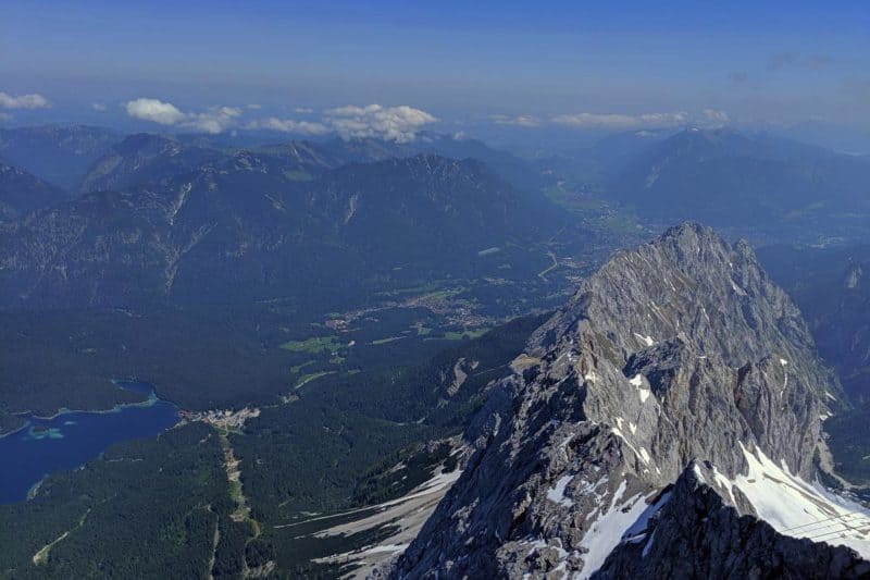 Aussicht von der Zugspitze mit Eibsee und Nachbarbergen