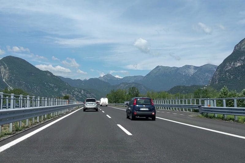 Eine von zahlreichen Autobahnen mit Bergpanoramen bei einem Roadtrip durch die Alpen
