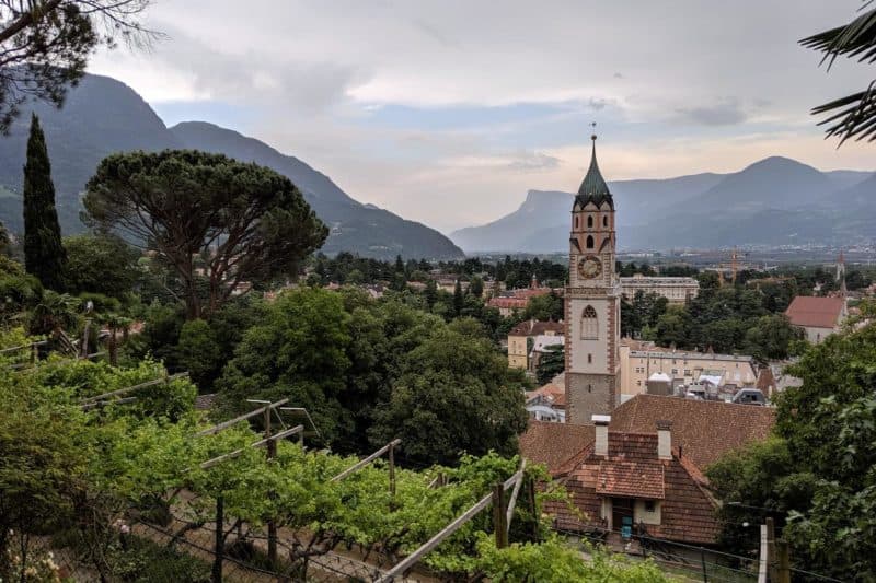 Blick auf die Meraner St.-Nikolauskirche vom Tappeinerweg