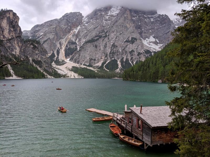 Blick auf den Pragser Wildsee mit Ruderbooten und Bootshaus