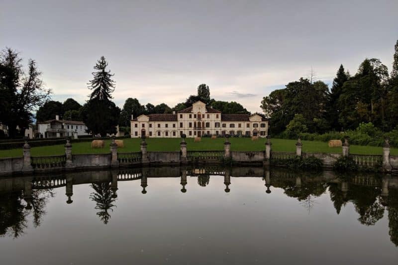 Blick auf ein kleines Schloss in Codognè