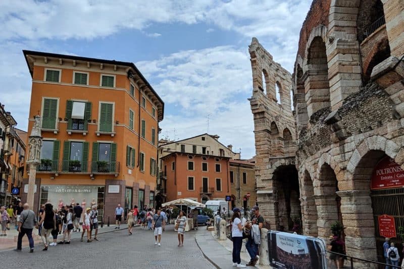 Straße in Verona mit Blick auf die Opernarena