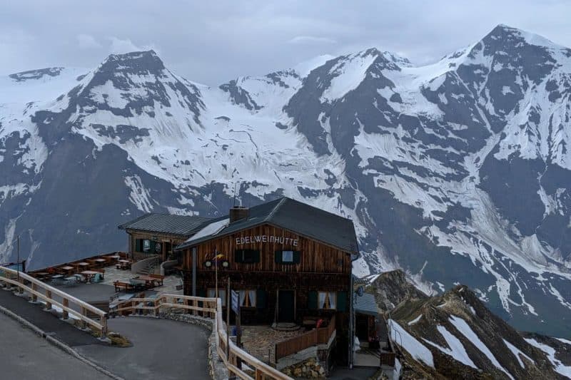 Die Edelweißhütte mit Bergpanorama