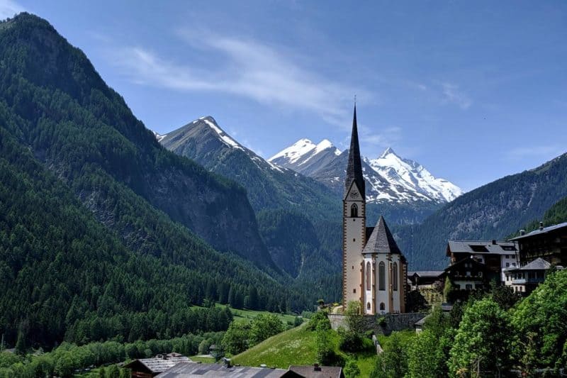 Kirche in Heiligenblut mit Bergpanorama im Hintergrund