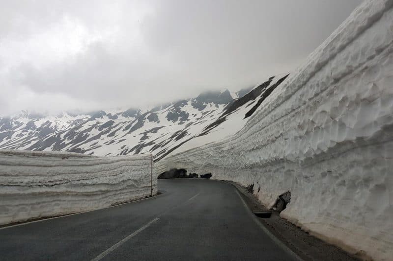 Hohe Schneewände neben der Timmelsjoch Hochalpenstraße