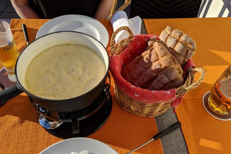 Käsefondue im Sonnenlicht