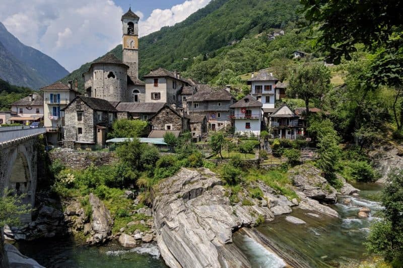 Kleines Dorf im Verzascatal