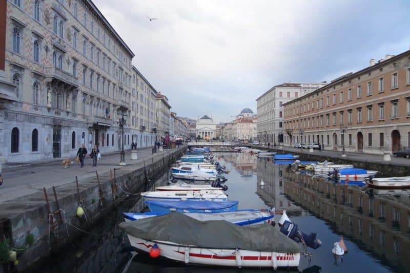 Boote und Palazzi am Canal Grande in Triest