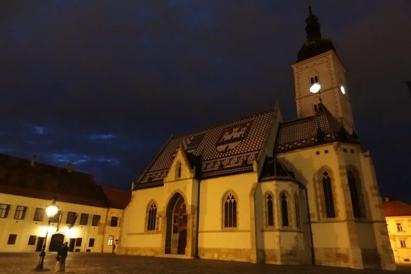 Nächtliche St.-Markus-Kirche mit bunten Dachschindeln