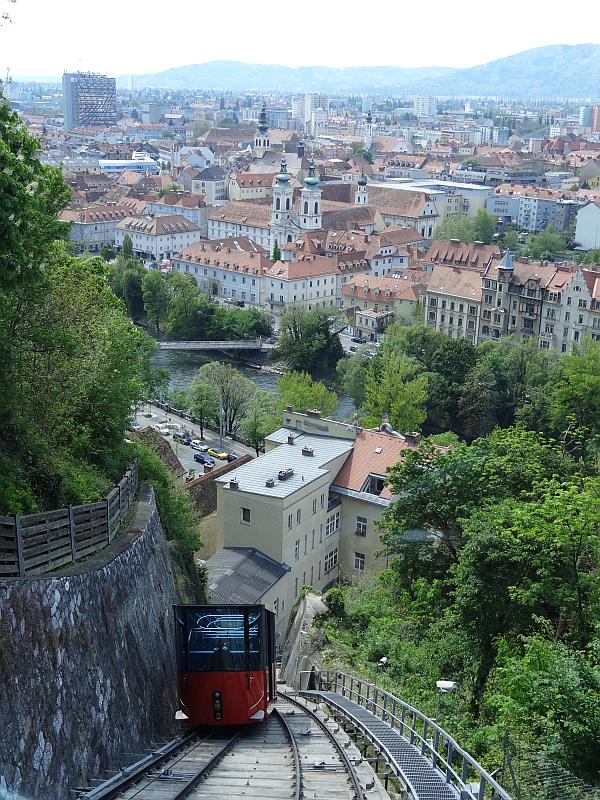 Blick von der Schlossbergbahn über Graz