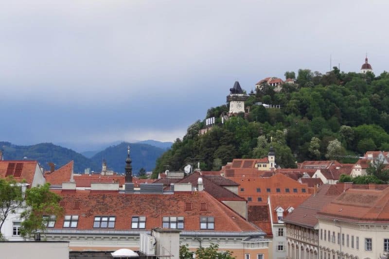 Blick auf den Schlossberg und den Uhrturm in Graz