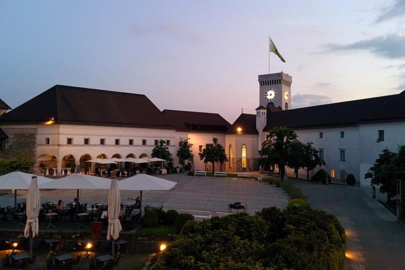 Innenhof der Burg von Ljubljana in der Abenddämmerung