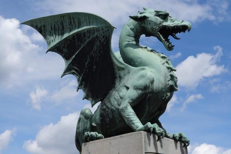 Kupferne Drachenstatue auf der Drachenbrücke in Ljubljana