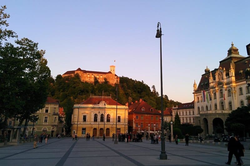 Blick vom Kongressplatz auf die Burg von Ljubljana