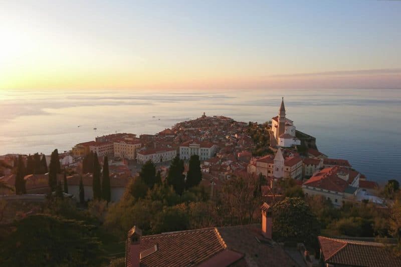 Blick auf Piran von der Stadtmauer beim Sonnenuntergang