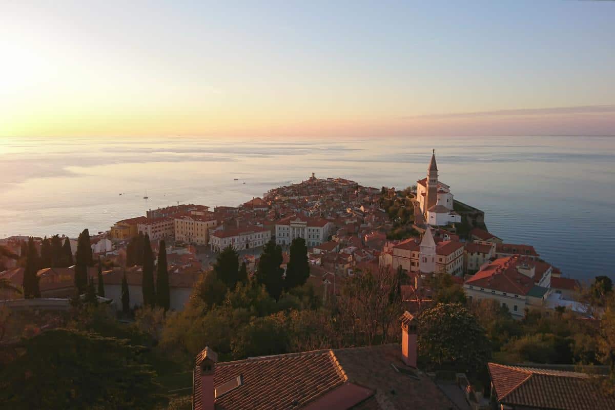 Ein Roadtrip nach Slowenien und Kroatien ist der ideale Weg, die beiden schönen Länder näher kennenzulernen. Wunderbare Küste und schöne Städte warten auf dich!