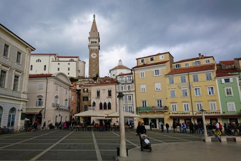 Blick auf den Tartiniplatz in Tiran